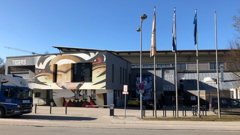Vorderseite des Eisstadions am Pulverturm in Straubing