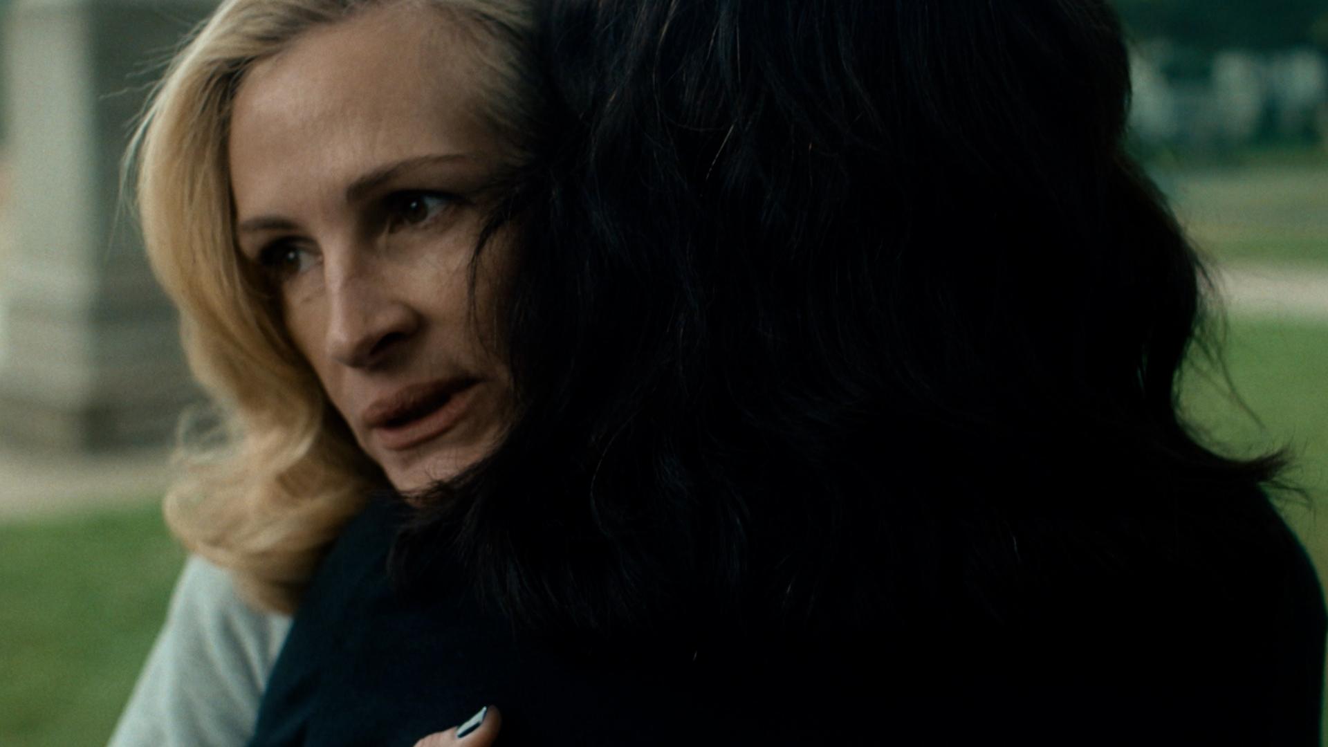 Julia Roberts umarmt eine Studentin | Bild:A House of Dynamite. Cr. Eros Hoagland / Netflix