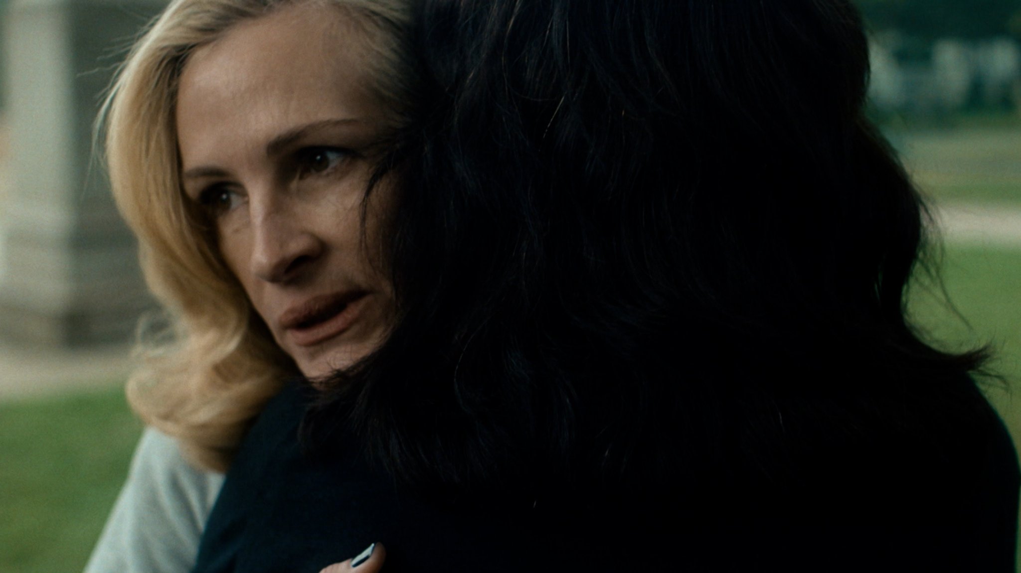 Julia Roberts umarmt eine Studentin | Bild: A House of Dynamite. Cr. Eros Hoagland / Netflix Julia Roberts umarmt eine Studentin