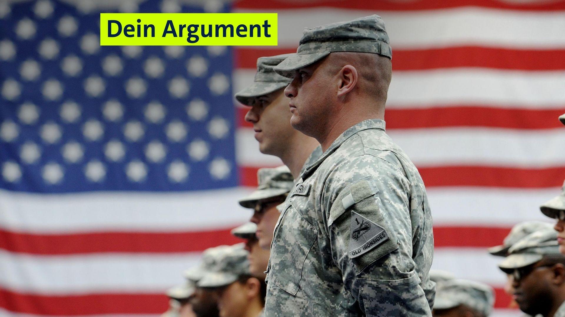 (Symbolbild) US-Soldaten vor US-Flagge
