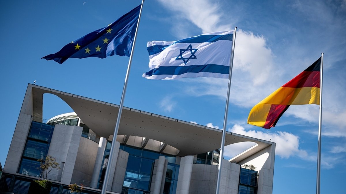 Die Flagge Israels weht neben der Europa- und Deutschlandflagge vor dem Bundeskanzleramt.