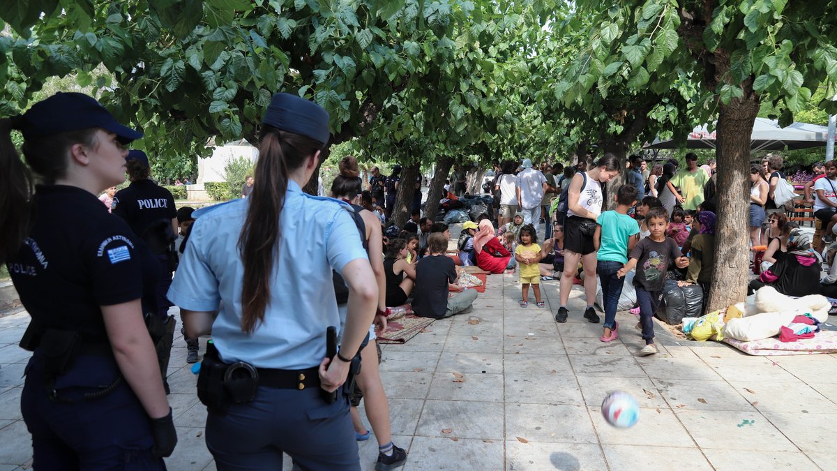 Momentaufnahme aus Athen: Geflüchtete auf dem Viktoria-Platz in der griechischen Hauptstadt.