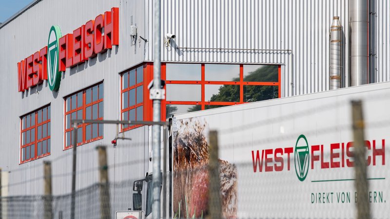 Das Firmenlogo von Westfleisch hängt an der Fassade des Fleischverarbeiteten Betriebes in Coesfeld. | Bild: dpa-Bildfunk/Guido Kirchner Das Firmenlogo von Westfleisch hängt an der Fassade des Fleischverarbeiteten Betriebes in Coesfeld.