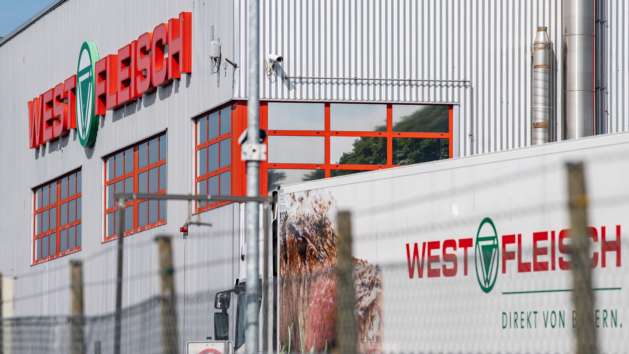Das Firmenlogo von Westfleisch hängt an der Fassade des Fleischverarbeiteten Betriebes in Coesfeld. | Bild: dpa-Bildfunk/Guido Kirchner Das Firmenlogo von Westfleisch hängt an der Fassade des Fleischverarbeiteten Betriebes in Coesfeld.