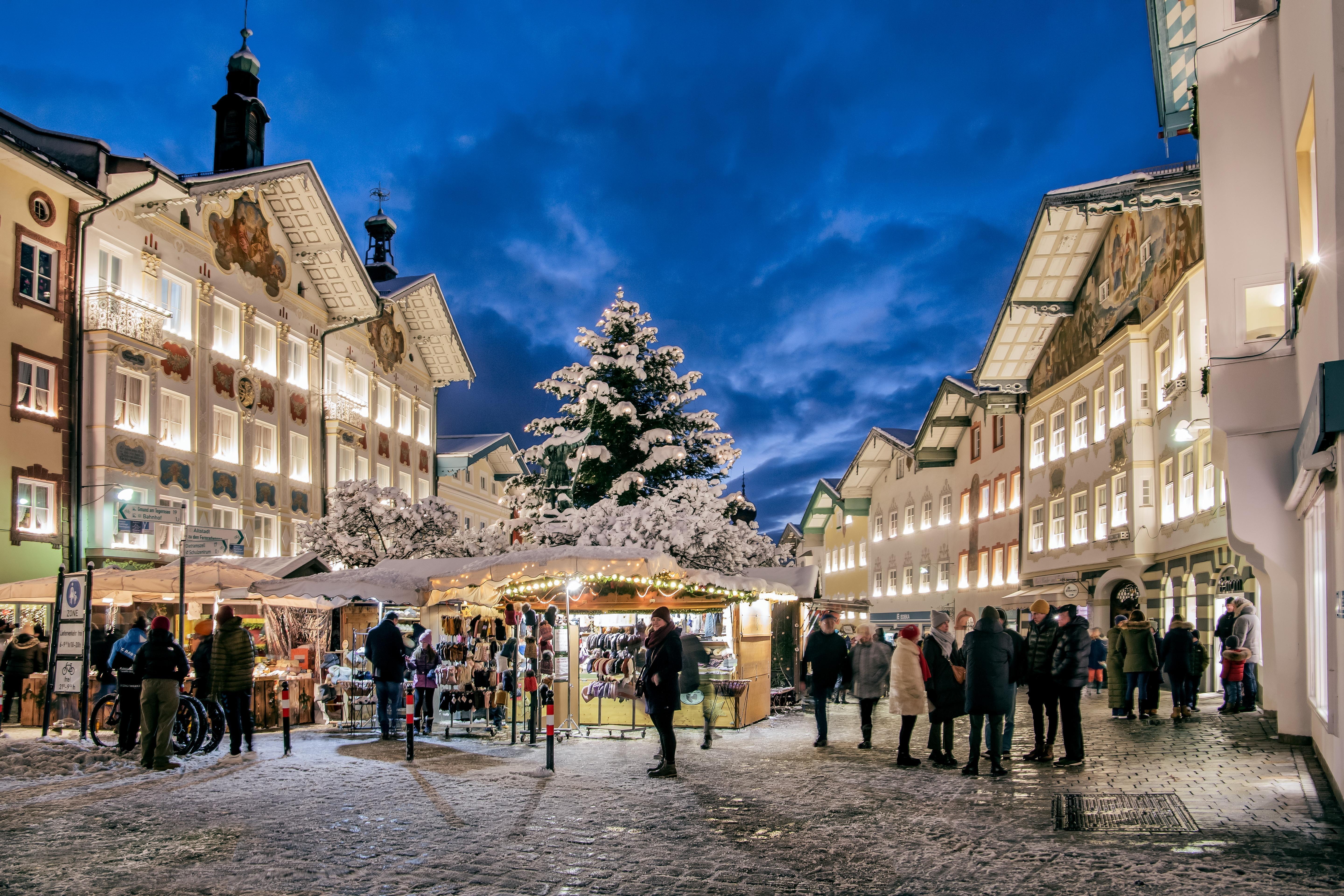 Christkindlmarkt in der Marktstraße vor dem Rathaus in Bad Tölz.