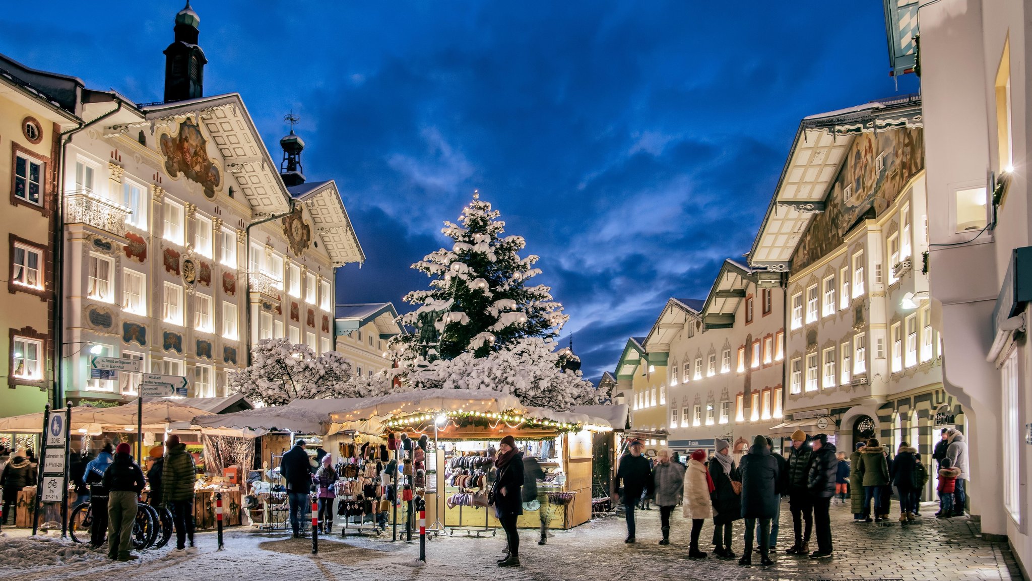 Christkindlmarkt in der Marktstraße vor dem Rathaus in Bad Tölz.