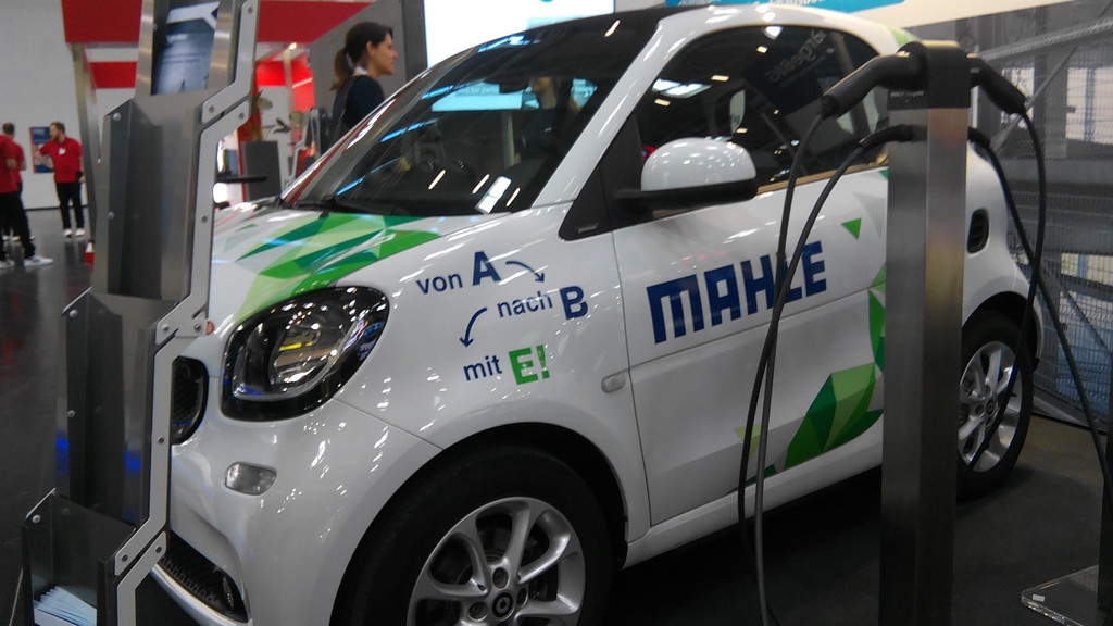 Elektroauto an Ladestation auf der smarterE-Messe in München