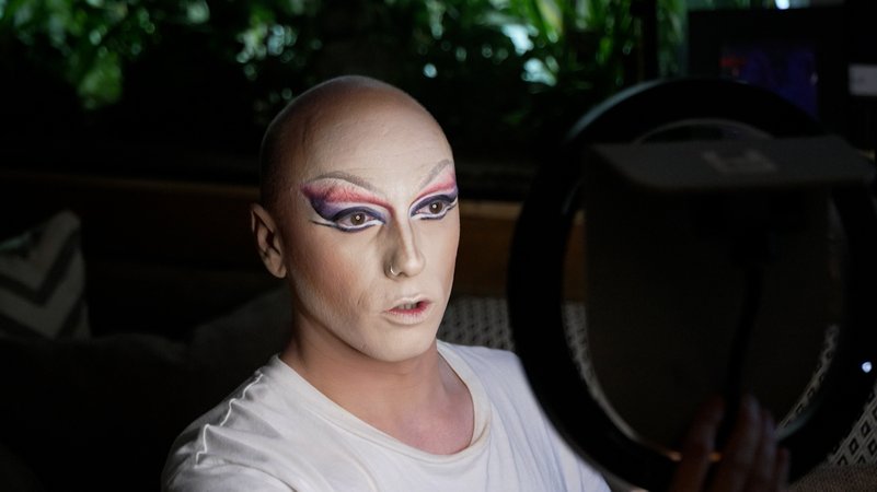 Moritz Maschinsky hat zusammen mit anderen den Verein "Die Queersteiger" gegründet, um mehr Sichtbarkeit für queere Menschen zu schaffen. | Bild: Bayerischer Rundfunk 2025 Moritz Maschinsky hat zusammen mit anderen den Verein "Die Queersteiger" gegründet, um mehr Sichtbarkeit für queere Menschen zu schaffen.