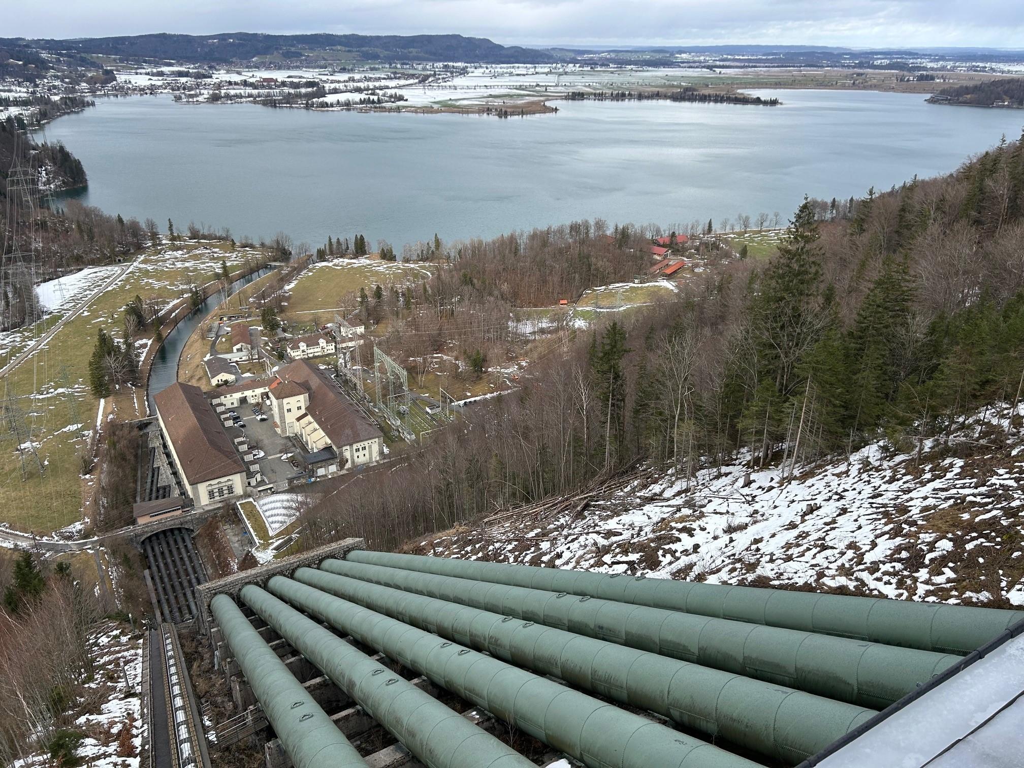 Zu sehen sind die Rohre des Kraftwerks. 