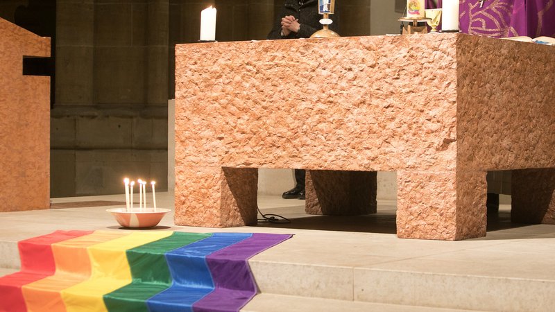 Ob homosexuelle oder wiederverheiratete Paare offizielle gesegnet werden dürfen, hängt vom Wohnort ab. | Bild: picture alliance / SZ Photo | Florian Peljak Ob homosexuelle oder wiederverheiratete Paare offizielle gesegnet werden dürfen, hängt vom Wohnort ab.