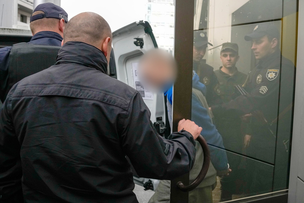 Der 21-Jährige russische Soldat wird von Polizisten nach der Gerichtsverhandlung in Kiev begleitet. 