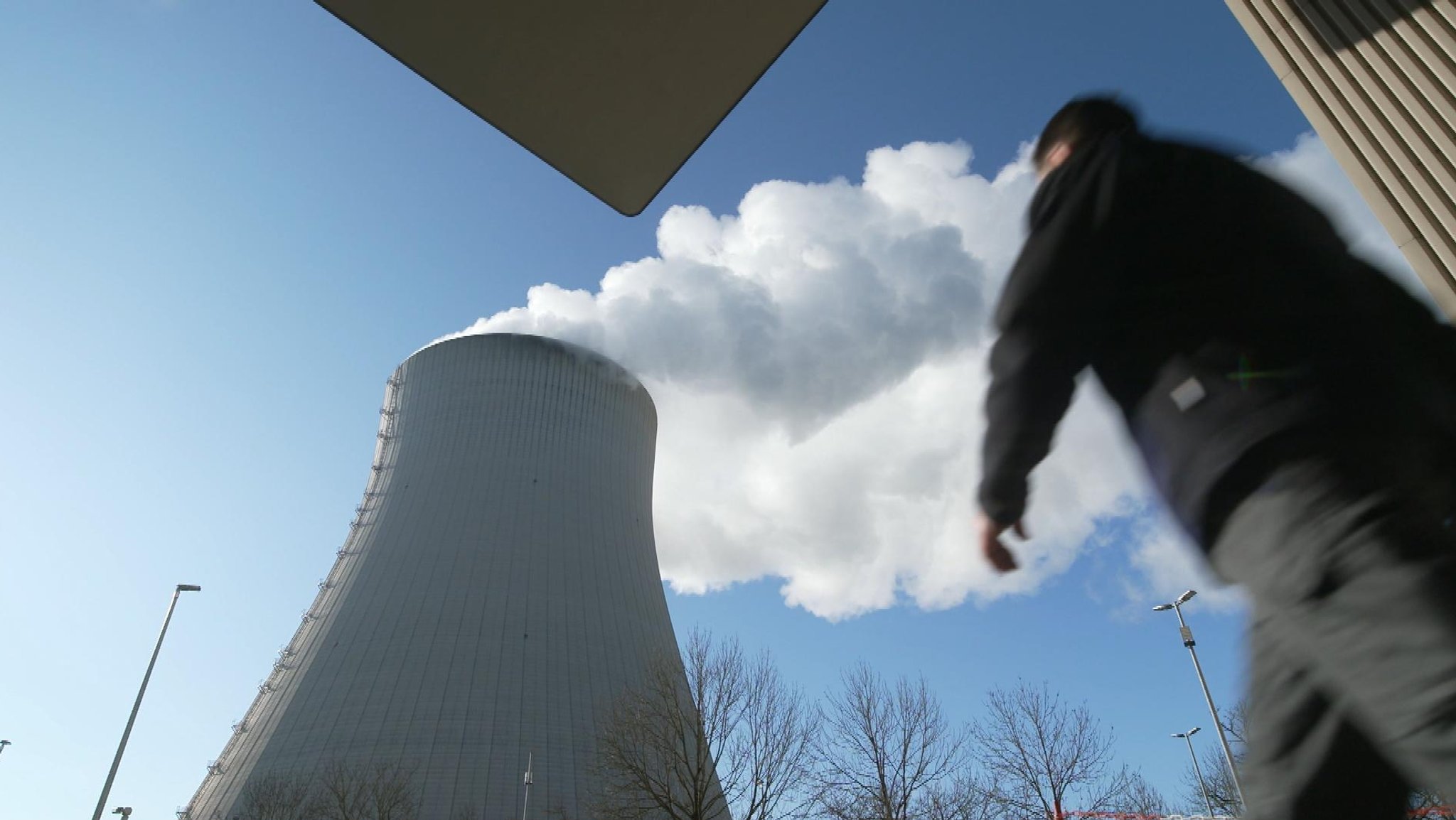 Noch dampft er, der Kühlturm am AKW Isar 2 bei Landshut