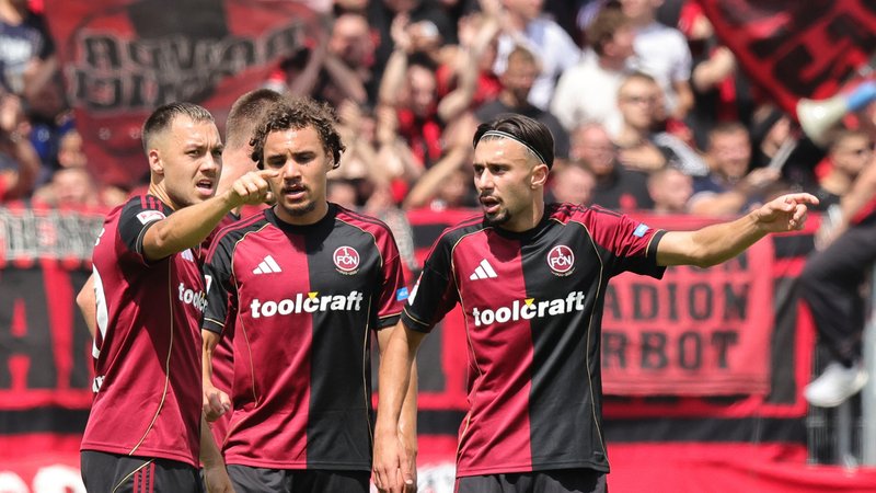 Julian Justvan, Rafael Lubach und Berkay Yilmaz vom 1. FC Nürnberg im Gespräch. | Bild: picture alliance / Sportfoto Zink / Daniel Marr Julian Justvan, Rafael Lubach und Berkay Yilmaz vom 1. FC Nürnberg im Gespräch.