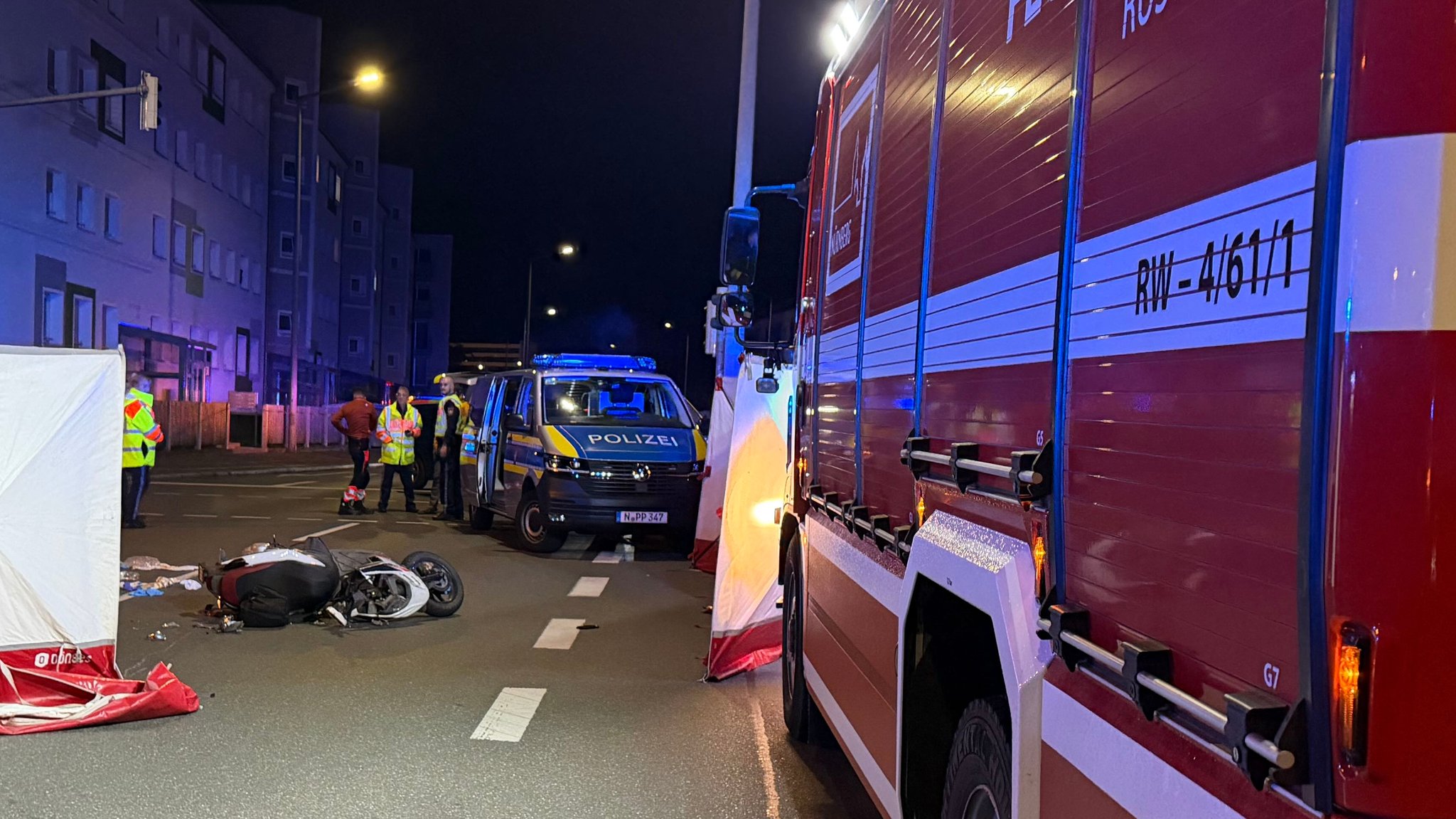 Roller auf der Straße neben Einsatzfahrzeugen von Polizei und Feuerwehr | Bild: News5 Roller auf der Straße neben Einsatzfahrzeugen von Polizei und Feuerwehr