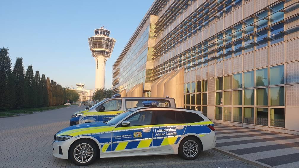 03.10.2025, Bayern, München: Polizei und Feuerwehr sind nach Drohnensichtungen und Flugausfällen am Flughafen München im Einsatz. 