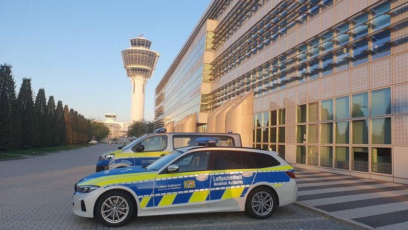03.10.2025, Bayern, München: Polizei und Feuerwehr sind nach Drohnensichtungen und Flugausfällen am Flughafen München im Einsatz. | Bild: Birgit Grundner 03.10.2025, Bayern, München: Polizei und Feuerwehr sind nach Drohnensichtungen und Flugausfällen am Flughafen München im Einsatz.