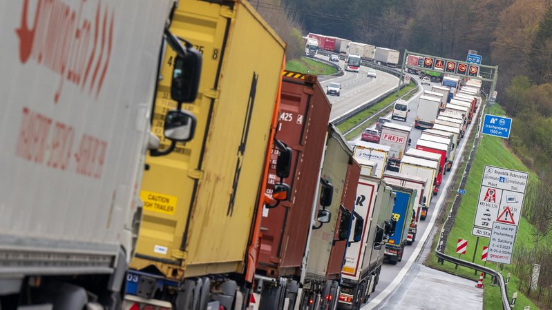 Autobahnstau wegen Blockabfertigung | Bild: dpa-bildfunk/Peter Kneffel Autobahnstau wegen Blockabfertigung