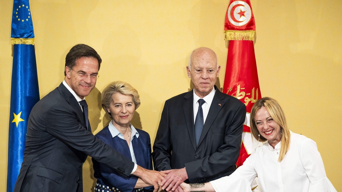 Mark Rutte (l), Ministerpräsident der Niederlande, Ursula von der Leyen (2.v.l), Präsidentin der Europäischen Kommission, und Giorgia Meloni (r), Ministerpräsidentin von Italien, Kais Saied, Präsident von Tunesien.