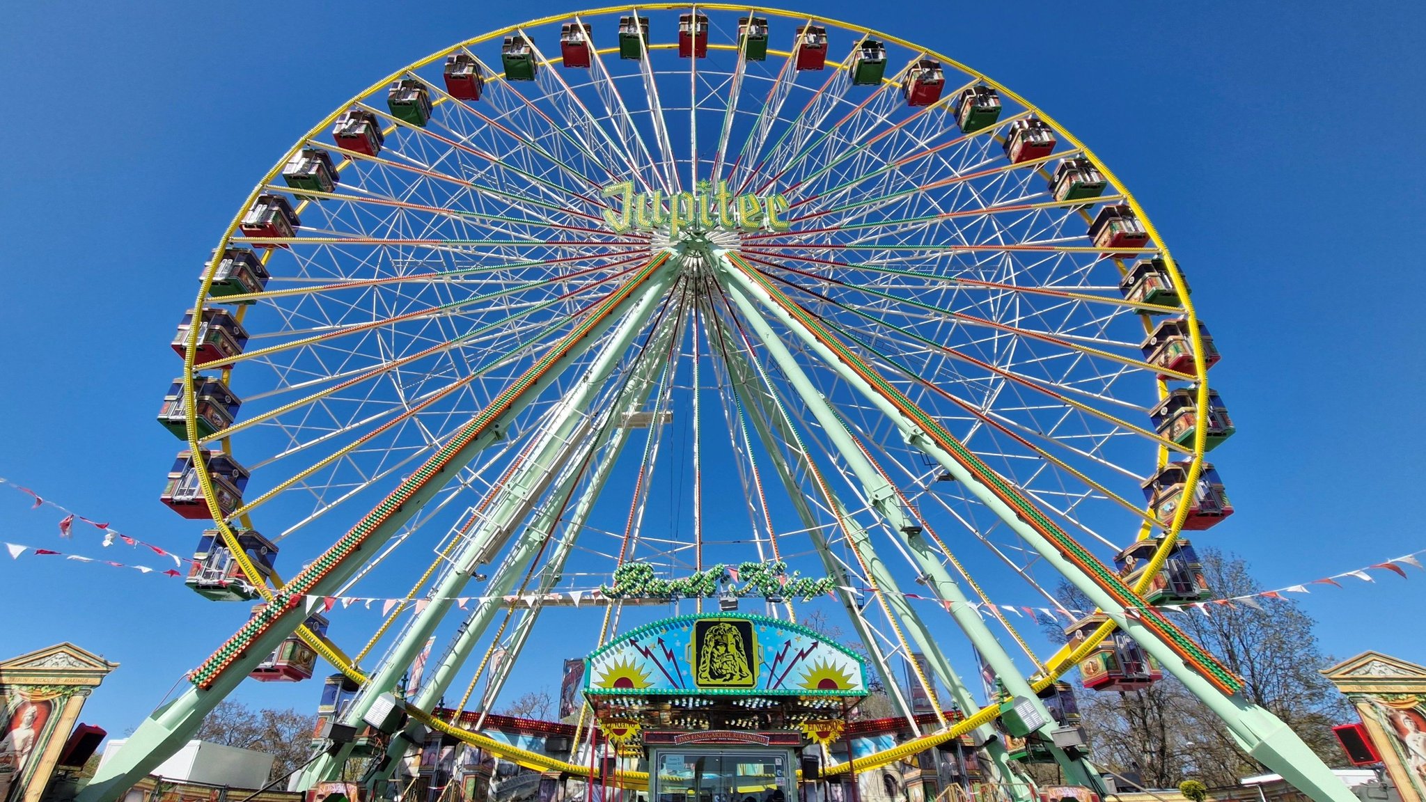 Ein Riesenrad auf dem Nürnberger Volksfest-
