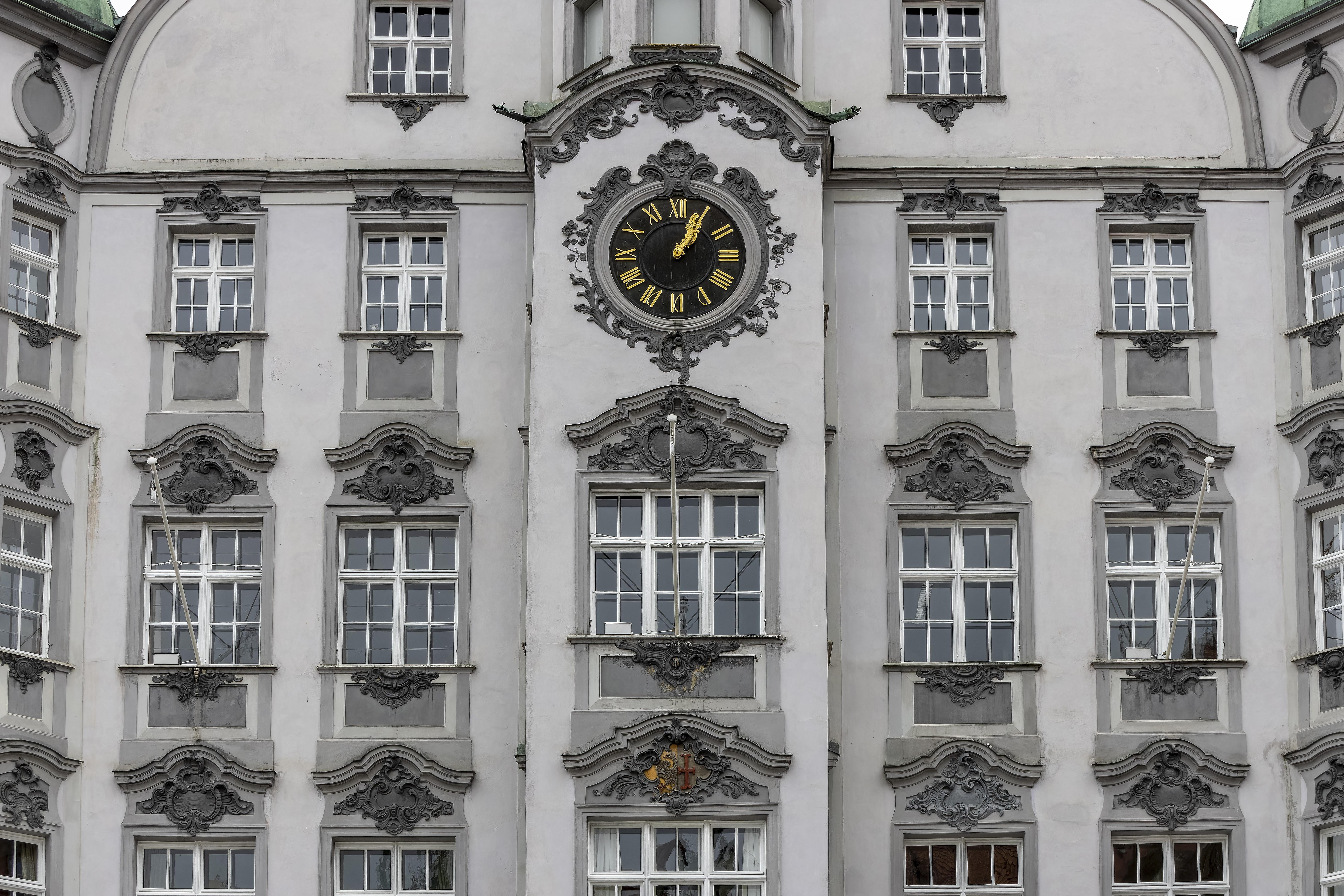 Das Memminger Rathaus mit Uhr im Stil der Renaissance auf dem Marktplatz in der Altstadt.
