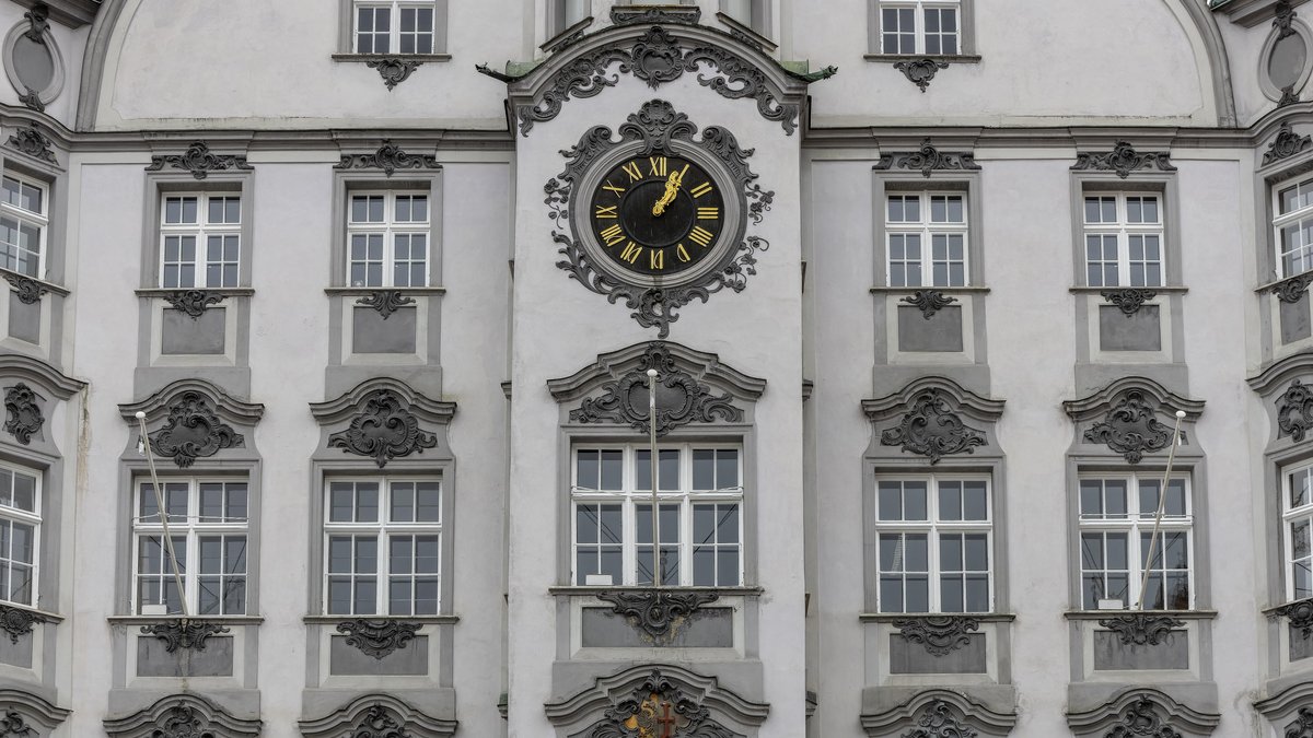Das Memminger Rathaus mit Uhr im Stil der Renaissance auf dem Marktplatz in der Altstadt.