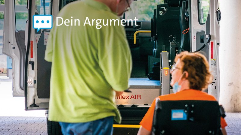 Eine Frau im Rollstuhl ist neben einem stehenden Mann zu sehen. Vor ihnen steht ein Transporter, der über eine Rollstuhlrampe verfügt. | Bild: picture alliance / ANP | ROB ENGELAAR Eine Frau im Rollstuhl ist neben einem stehenden Mann zu sehen. Vor ihnen steht ein Transporter, der über eine Rollstuhlrampe verfügt.