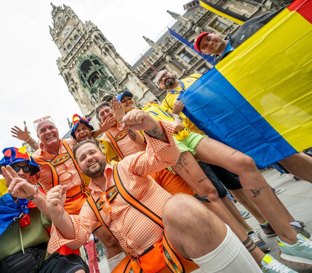 Vor dem Spiel feiern niederländische und rumänische Anhänger gemeinsam am Marienplatz. 