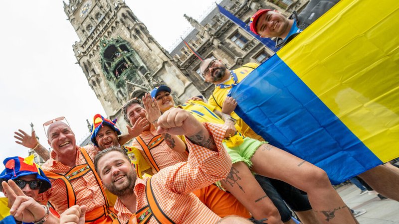 Vor dem Spiel feiern niederländische und rumänische Anhänger gemeinsam am Marienplatz. 