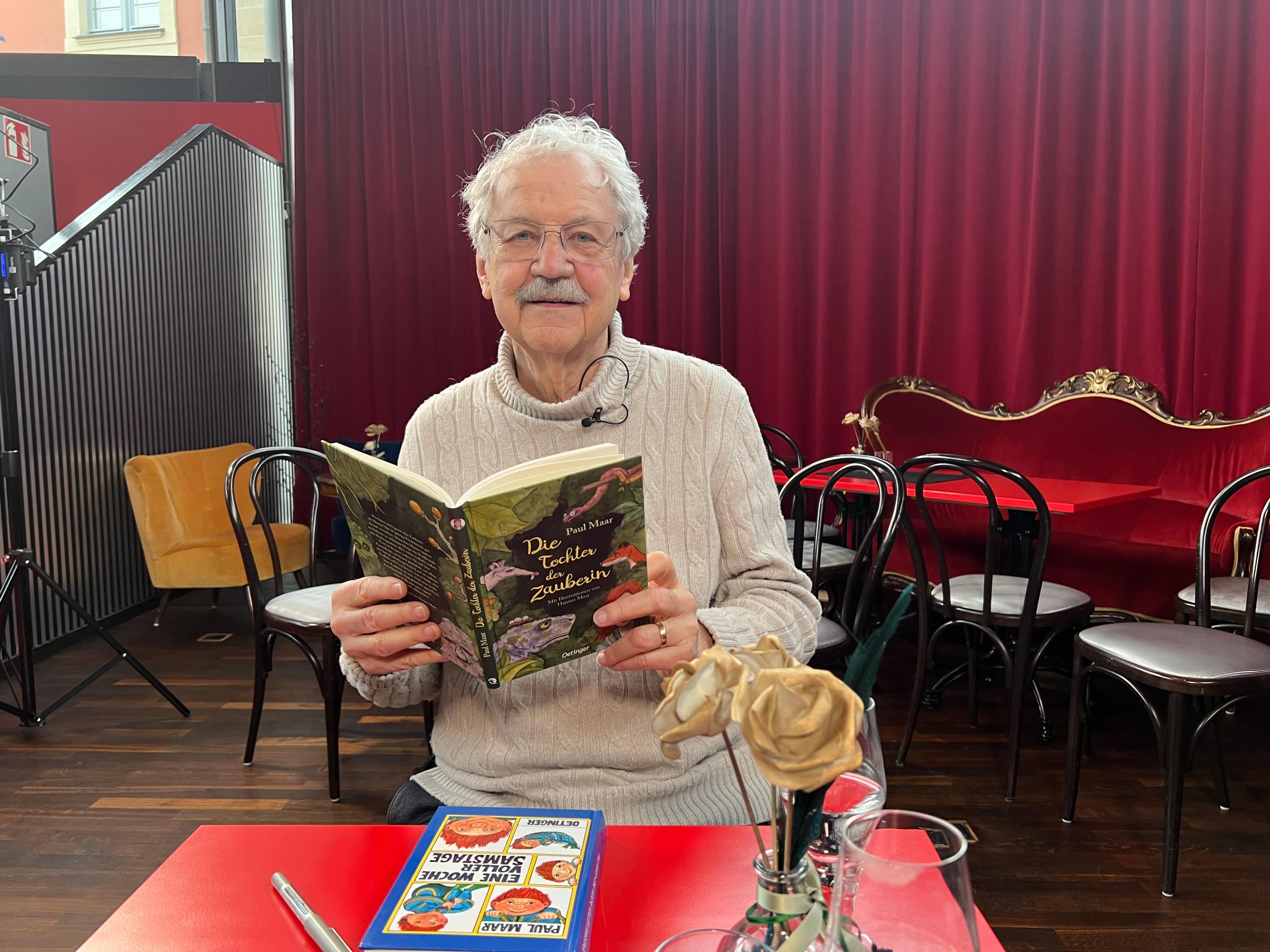 Paul Maar hält sein neues Buch "Die Tochter der Zauberin" in der Hand. 