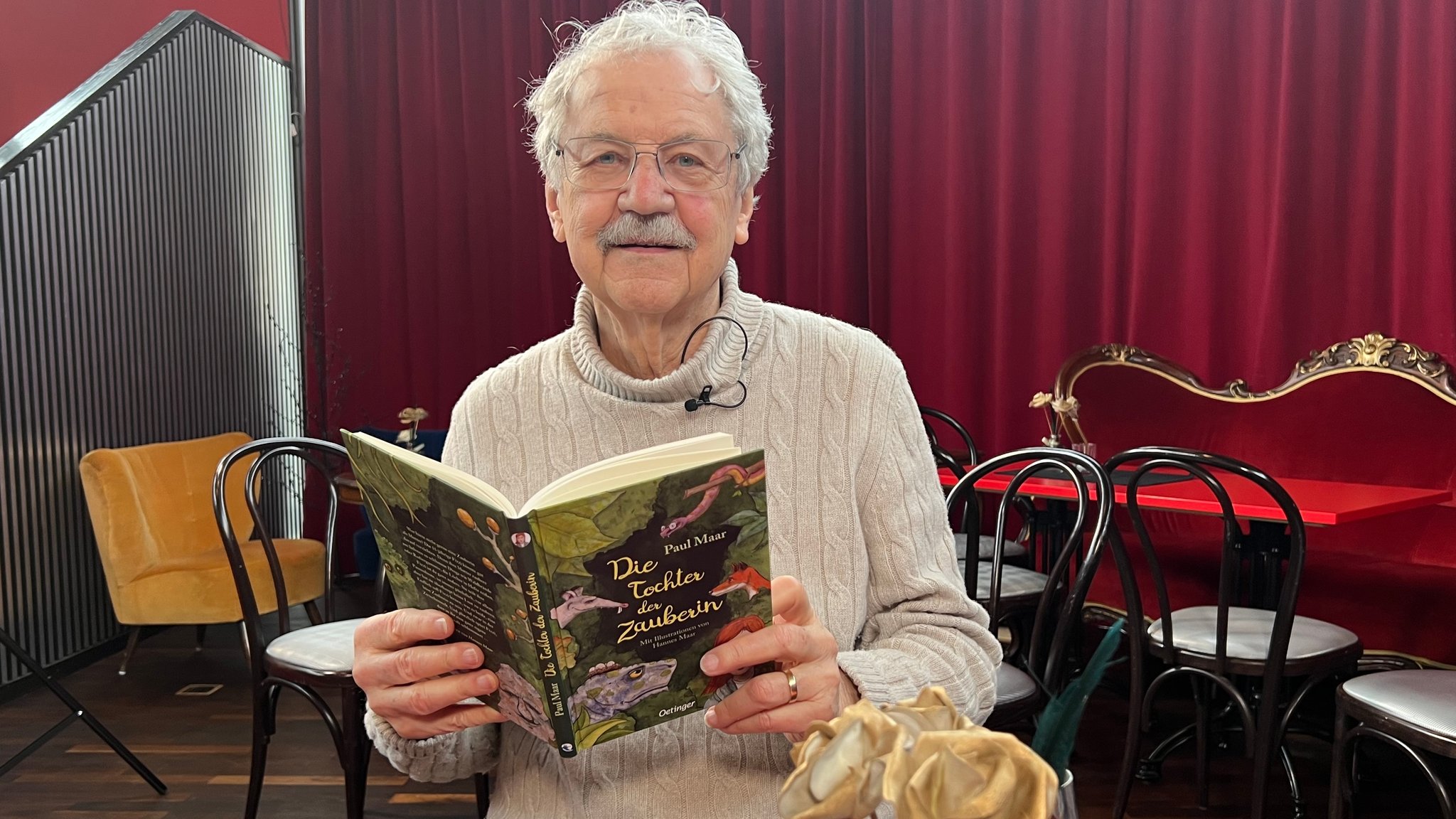 Paul Maar hält sein neues Buch "Die Tochter der Zauberin" in der Hand. 