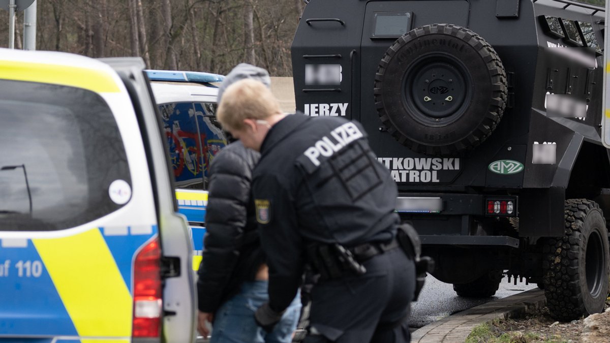 Ein panzerähnlicher Wagen der angerückten Personengruppe steht nach einem Polizeieinsatz auf der Raststätte Gräfenhausen.