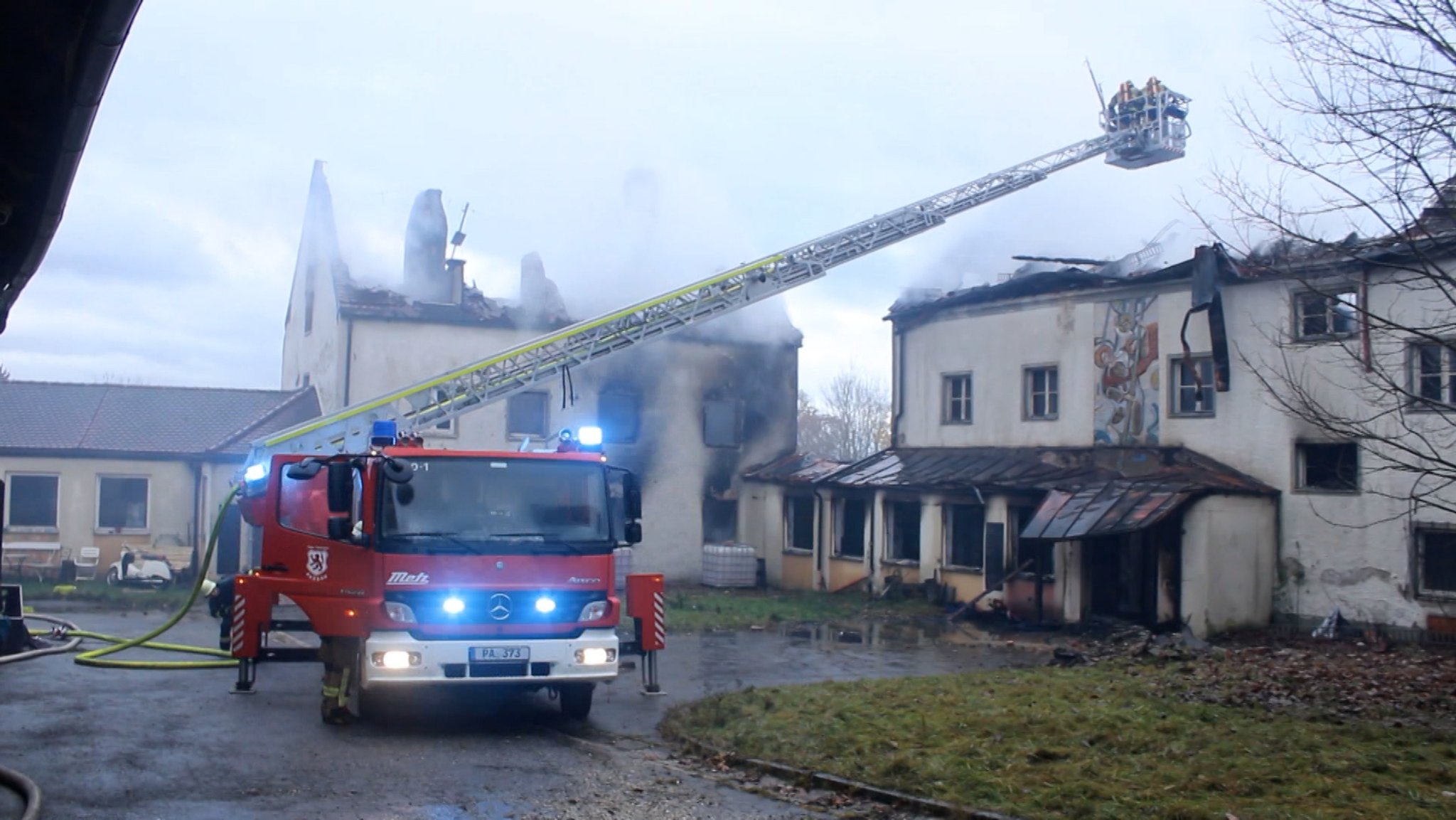 Der Großbrand im ehemaligen Kloster Bergfried in Passau ist wohl vorsätzlich gelegt worden. Davon geht Stadtbrandrat Dittlmann aus. In der Nacht ist ein Großteil der Anlage abgebrannt. Es entstand Schaden in Höhe von mehreren Hunderttausend Euro.