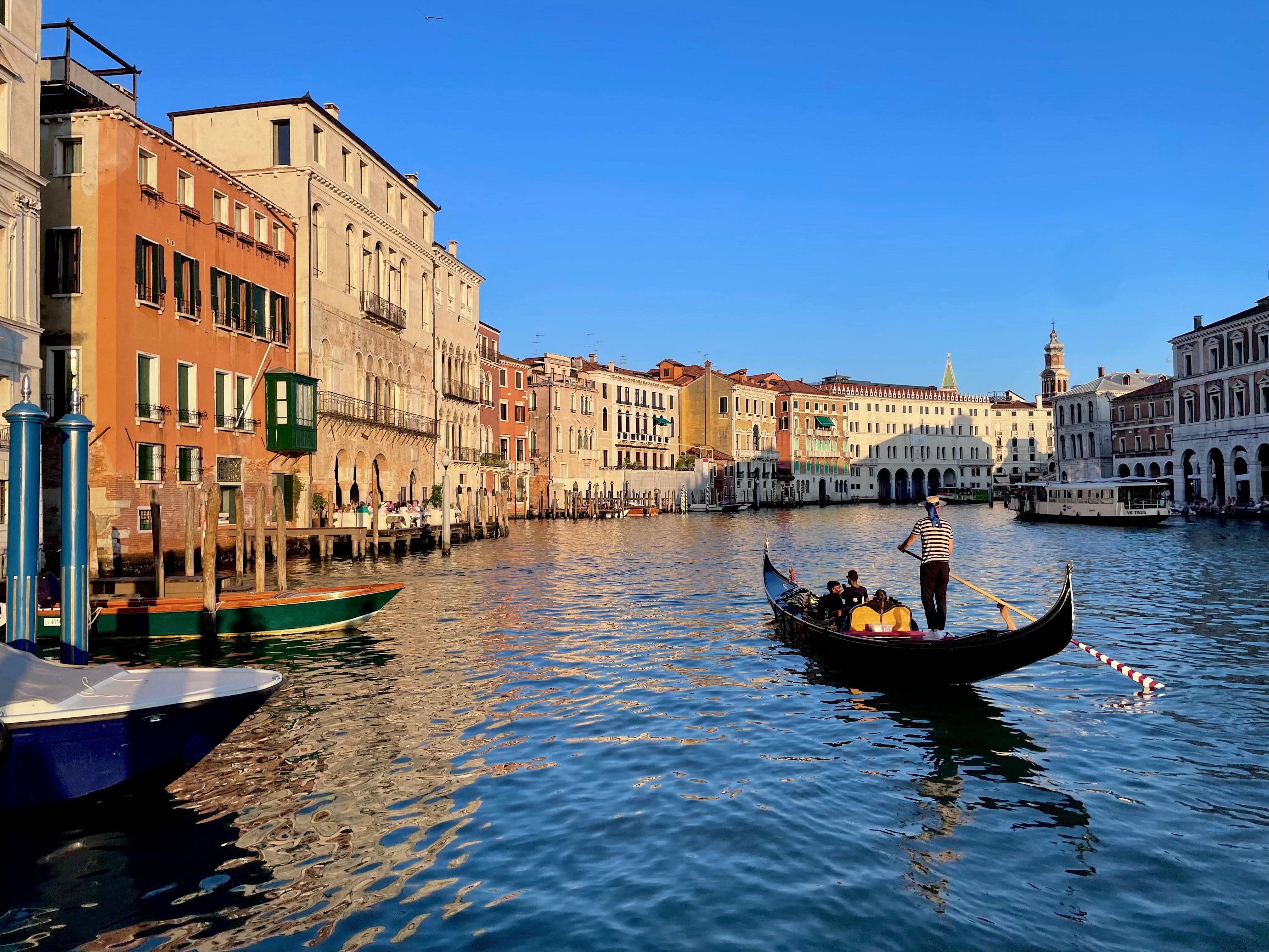 Ein Gondoliere auf dem Canal Grande von Venedig im Abendlicht