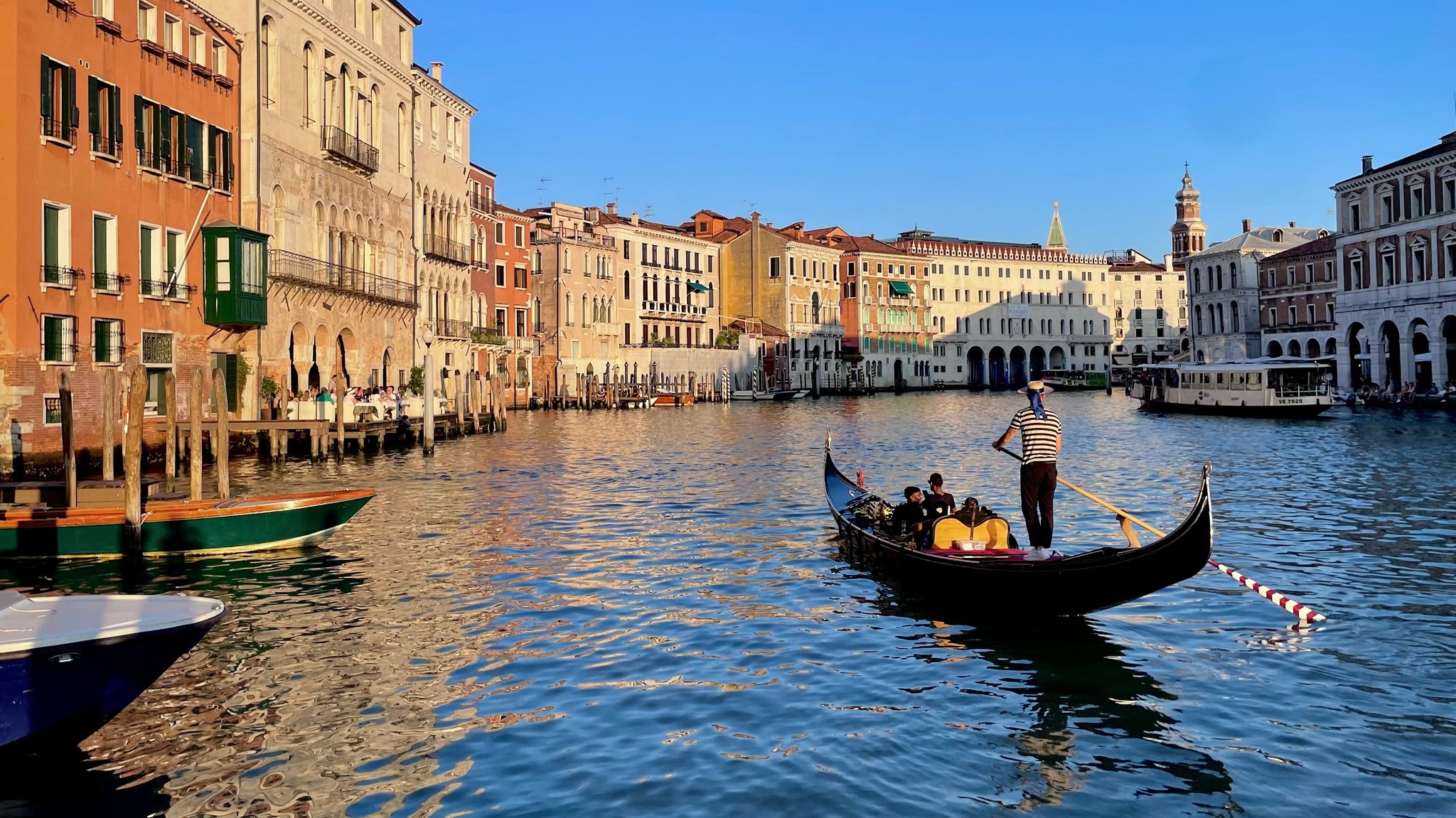 Ein Gondoliere auf dem Canal Grande von Venedig im Abendlicht