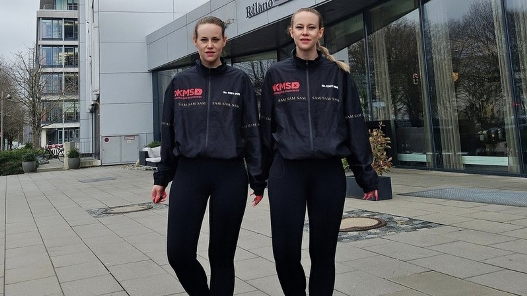 Julia und Stephanie Müller vor dem Rilano Hotel in München.