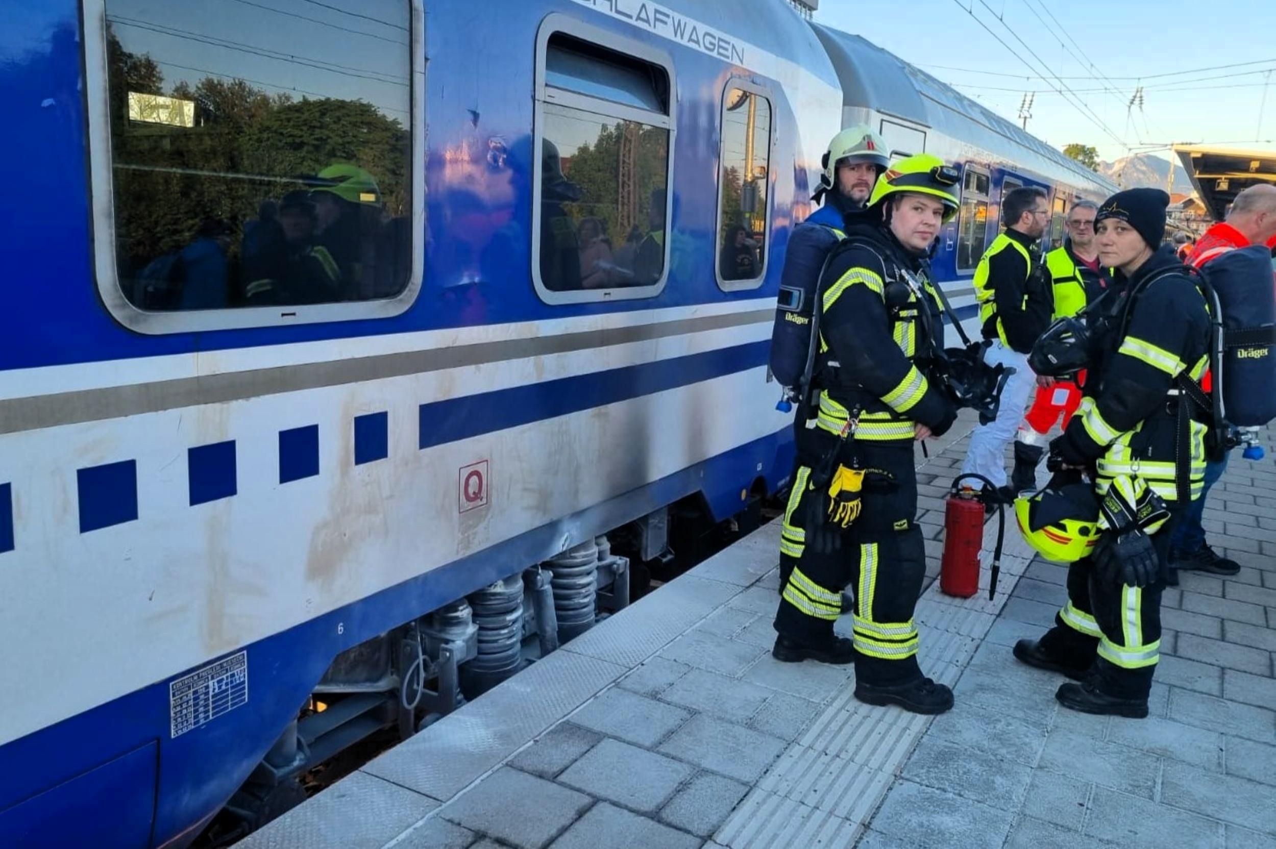Feuerwehrleute am Pannen-Waggon aus Kroatien.