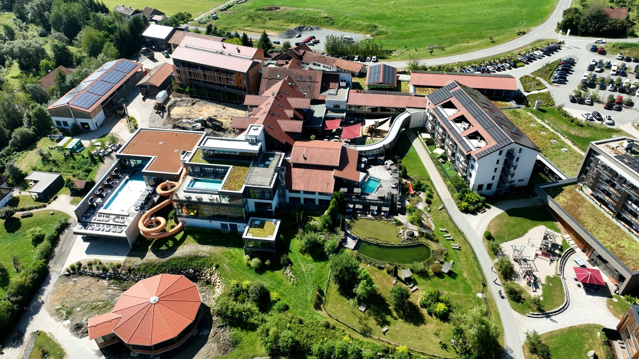 Das 4-Sterne-Hotel "Schreinerhof" in Schönberg von oben. 