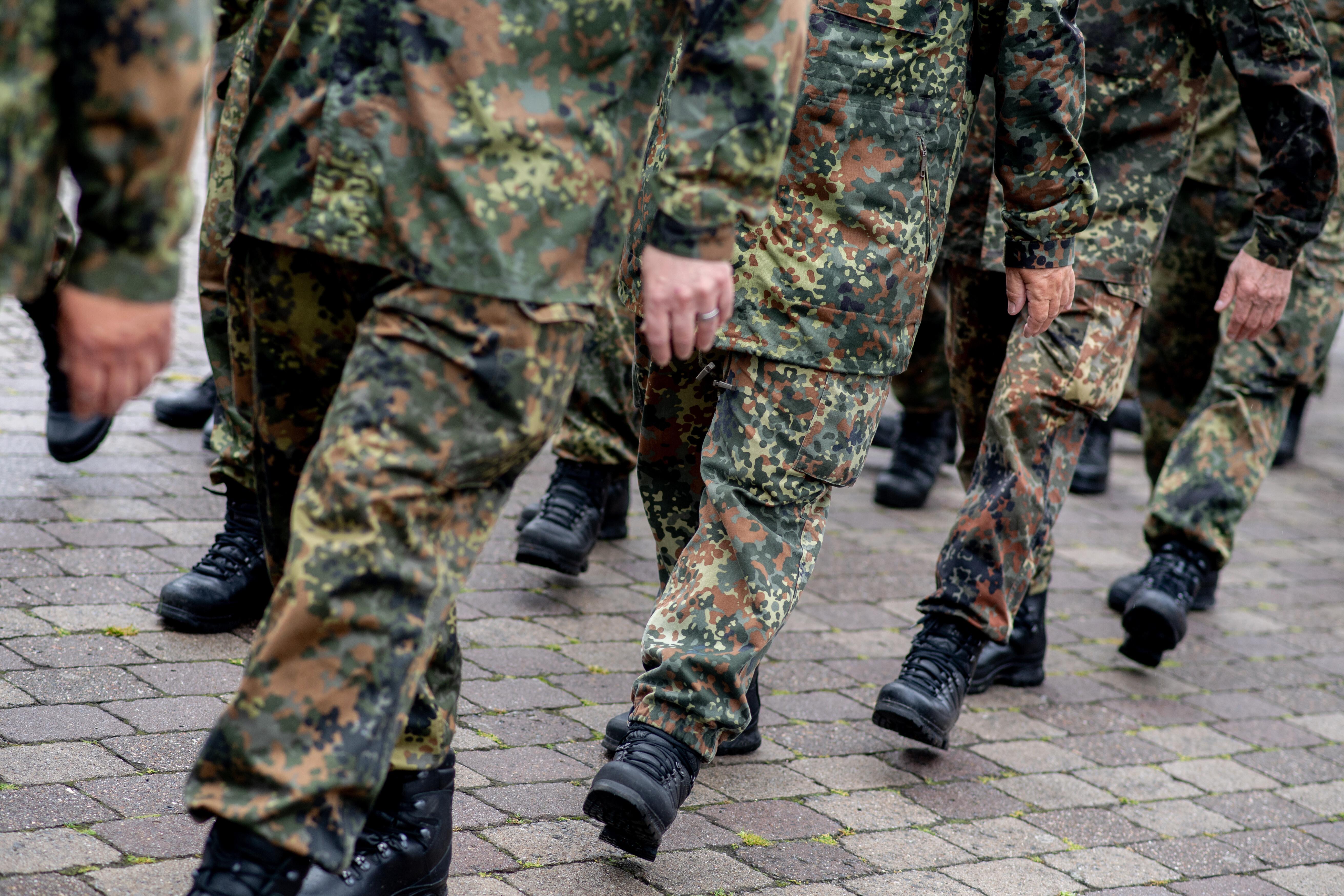 Reservistinnen und Reservisten marschieren im Rahmen des Nationalen Veteranentags in der Zitadelle Vechta.