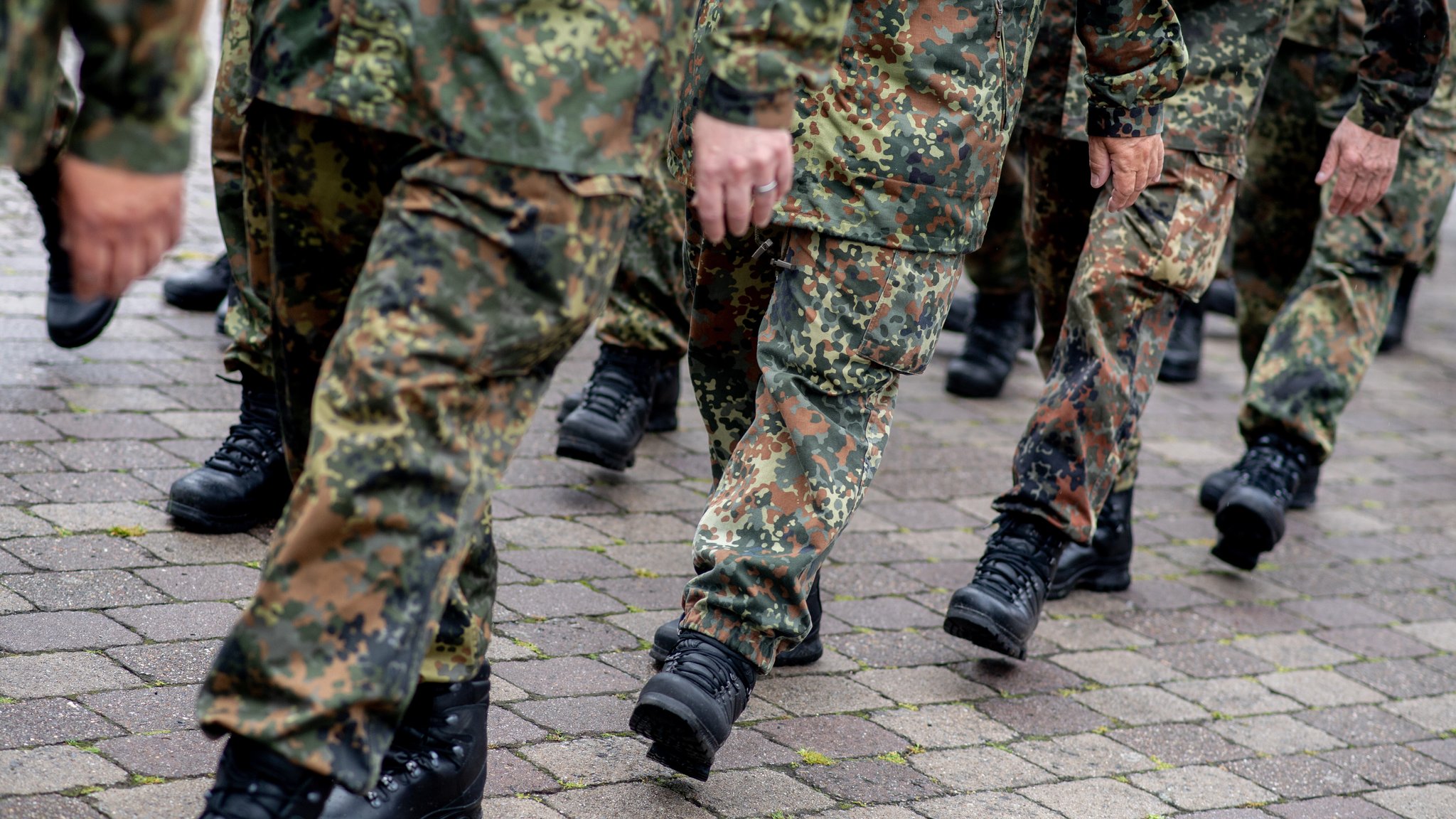 Reservistinnen und Reservisten marschieren im Rahmen des Nationalen Veteranentags in der Zitadelle Vechta. | Bild: picture alliance/dpa | Hauke-Christian Dittrich Reservistinnen und Reservisten marschieren im Rahmen des Nationalen Veteranentags in der Zitadelle Vechta.