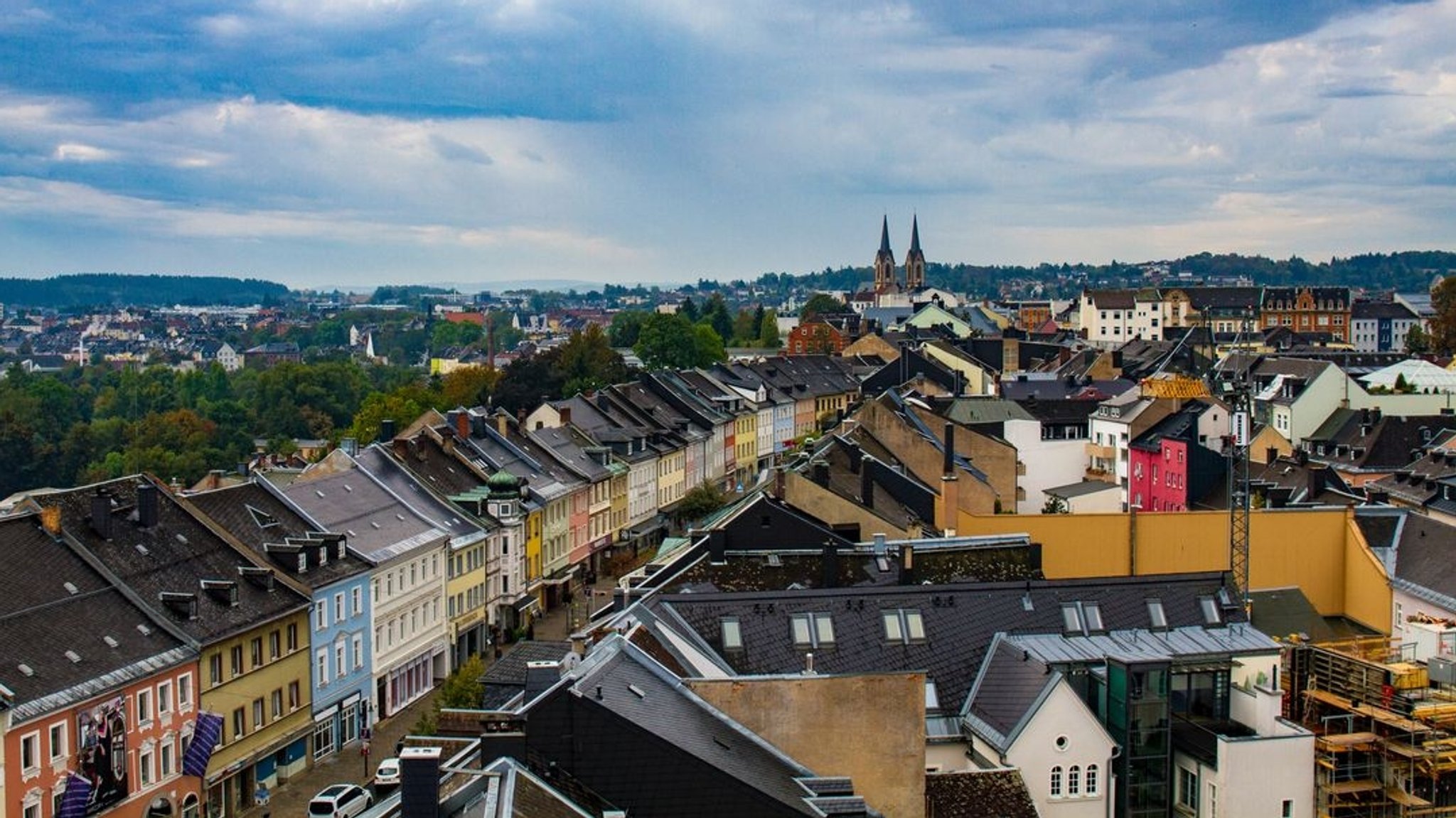 Blick über die Dächer der Stadt auf die Ludwigstraße in Hof