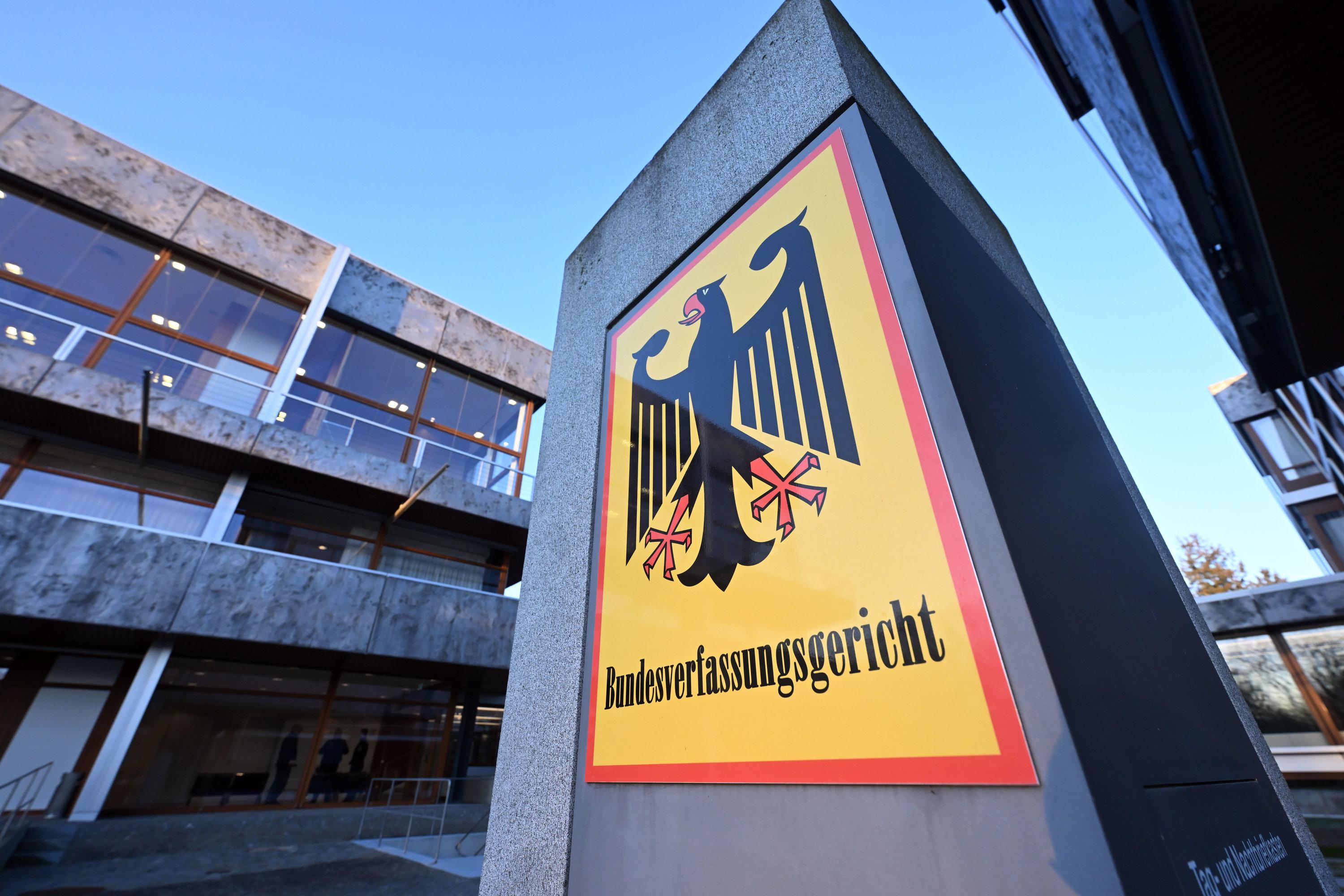 Ein Hinweisschild mit Bundesadler und dem Schriftzug "Bundesverfassungsgericht", aufgenommen vor dem Gericht in Karlsruhe.