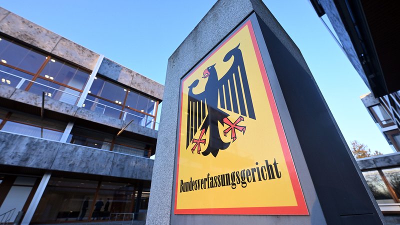Ein Hinweisschild mit Bundesadler und dem Schriftzug "Bundesverfassungsgericht", aufgenommen vor dem Gericht in Karlsruhe. | Bild: dpa-Bildfunk/Uli Deck Ein Hinweisschild mit Bundesadler und dem Schriftzug "Bundesverfassungsgericht", aufgenommen vor dem Gericht in Karlsruhe.