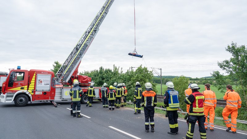Autokran stürzt Böschung hinab: Eingeklemmter Fahrer muss von Rettungskräften befreit werden. | Bild: NEWS5 / Ferdinand Merzbach Autokran stürzt Böschung hinab: Eingeklemmter Fahrer muss von Rettungskräften befreit werden.