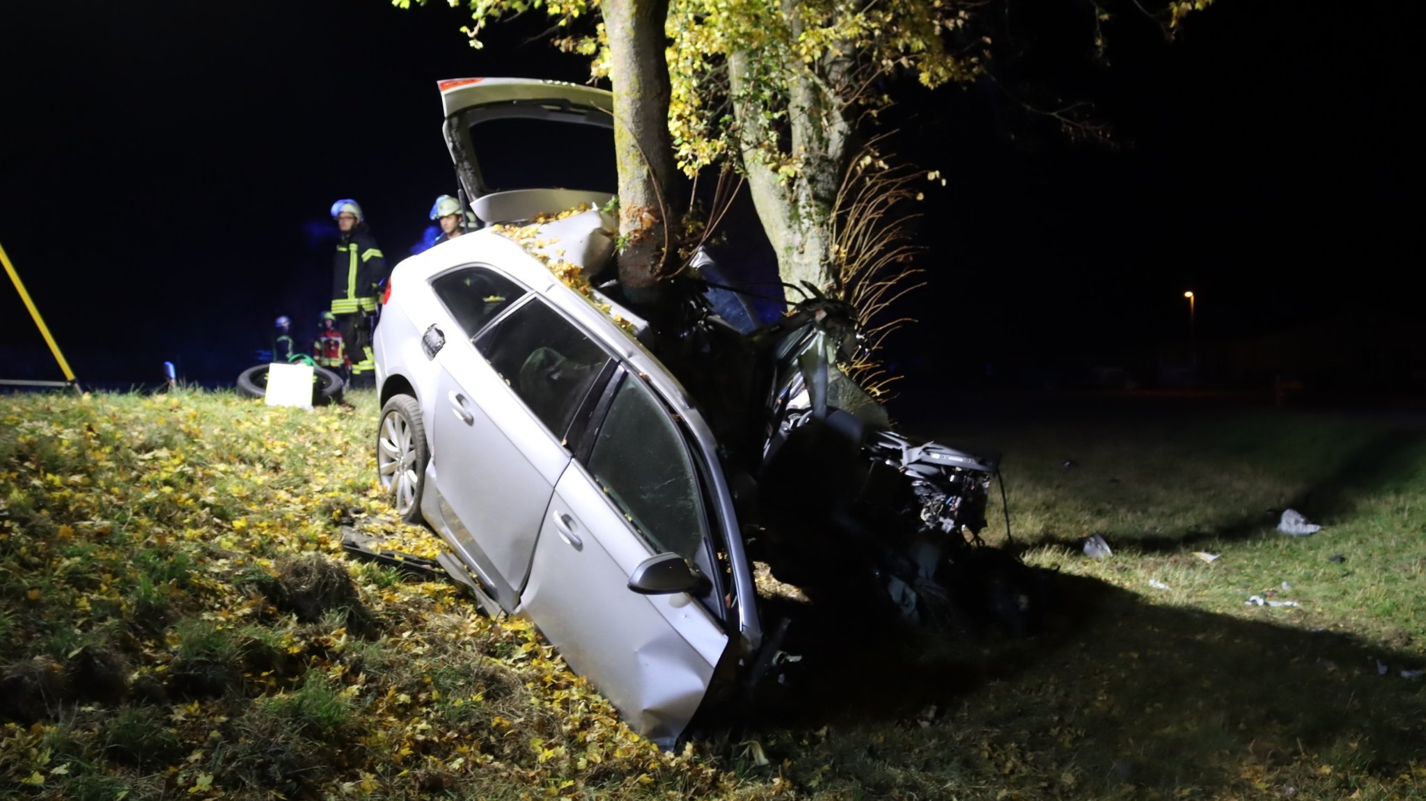 Das Unfallauto steht "im Baum"