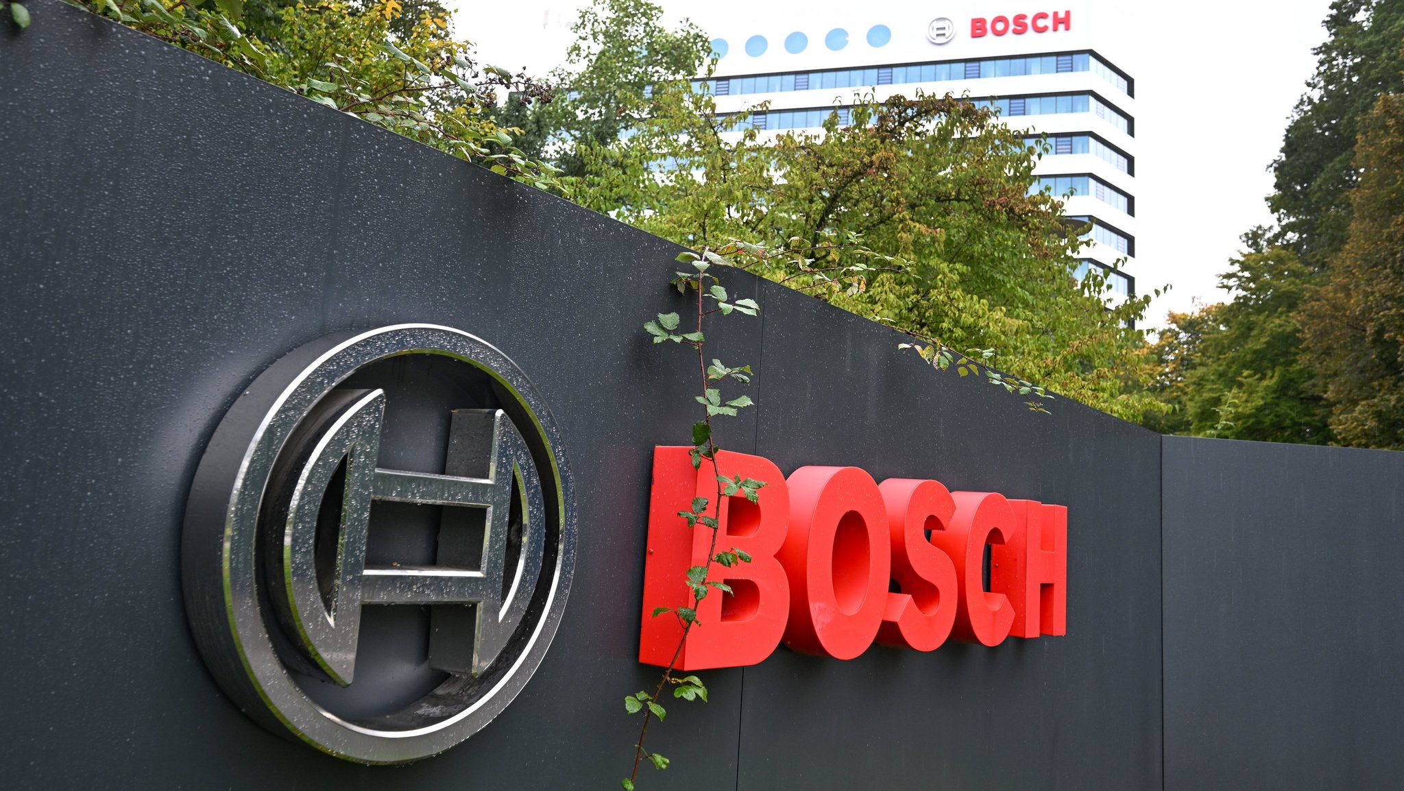 Das Bosch Logo ist vor der Zentrale der Robert Bosch GmbH zu sehen | Bild: dpa-Bildfunk/Bernd Weißbrod Das Bosch Logo ist vor der Zentrale der Robert Bosch GmbH zu sehen