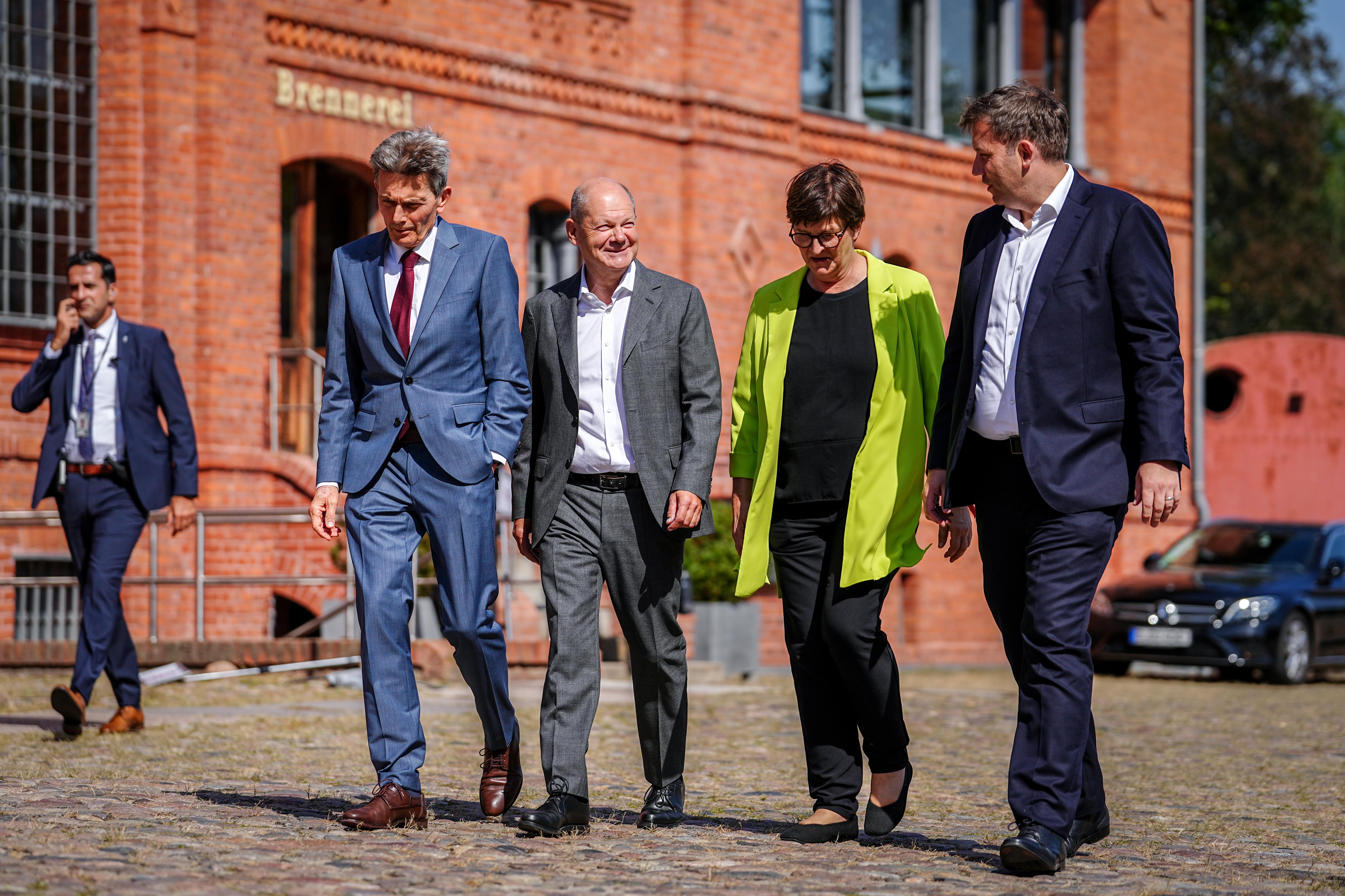 Rolf Mützenich, Olaf Scholz, Saskia Esken und Lars Klingbeil kommen zur Klausurtagung der SPD-Bundestagsfraktion.