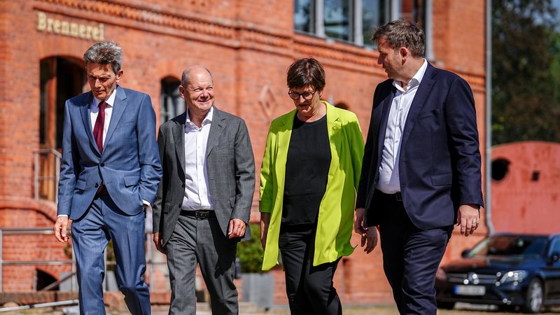 Rolf Mützenich, Olaf Scholz, Saskia Esken und Lars Klingbeil kommen zur Klausurtagung der SPD-Bundestagsfraktion. | Bild: picture alliance/dpa | Kay Nietfeld Rolf Mützenich, Olaf Scholz, Saskia Esken und Lars Klingbeil kommen zur Klausurtagung der SPD-Bundestagsfraktion.