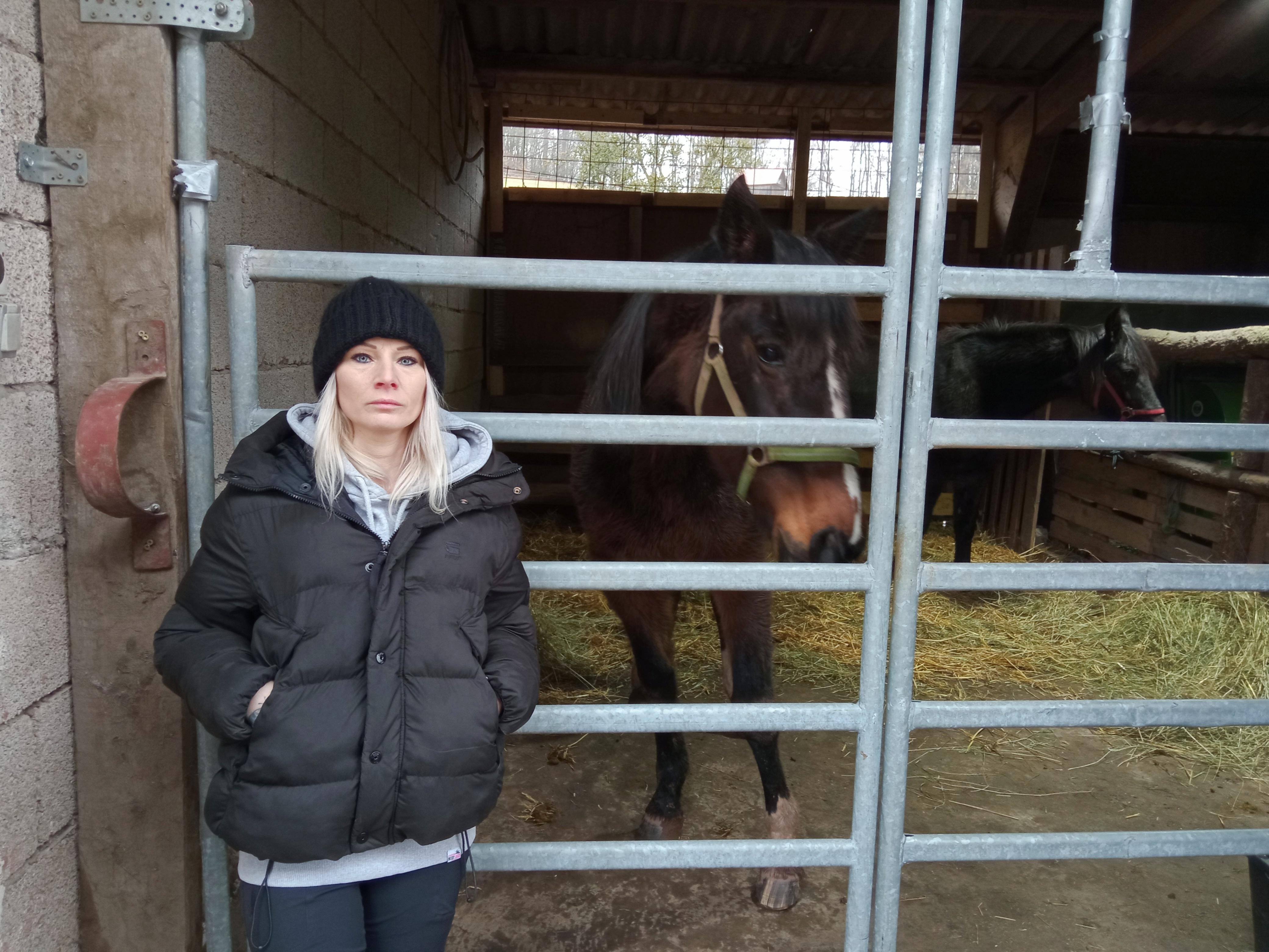 Jennifer Söder vor dem Stall, in dem die beiden anderen Pferde der Familie stehen