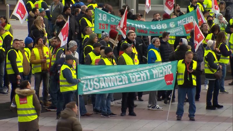 Mitglieder der Gewerkschaft Verdi beim Warnstreik am Münchner Flughafen.
