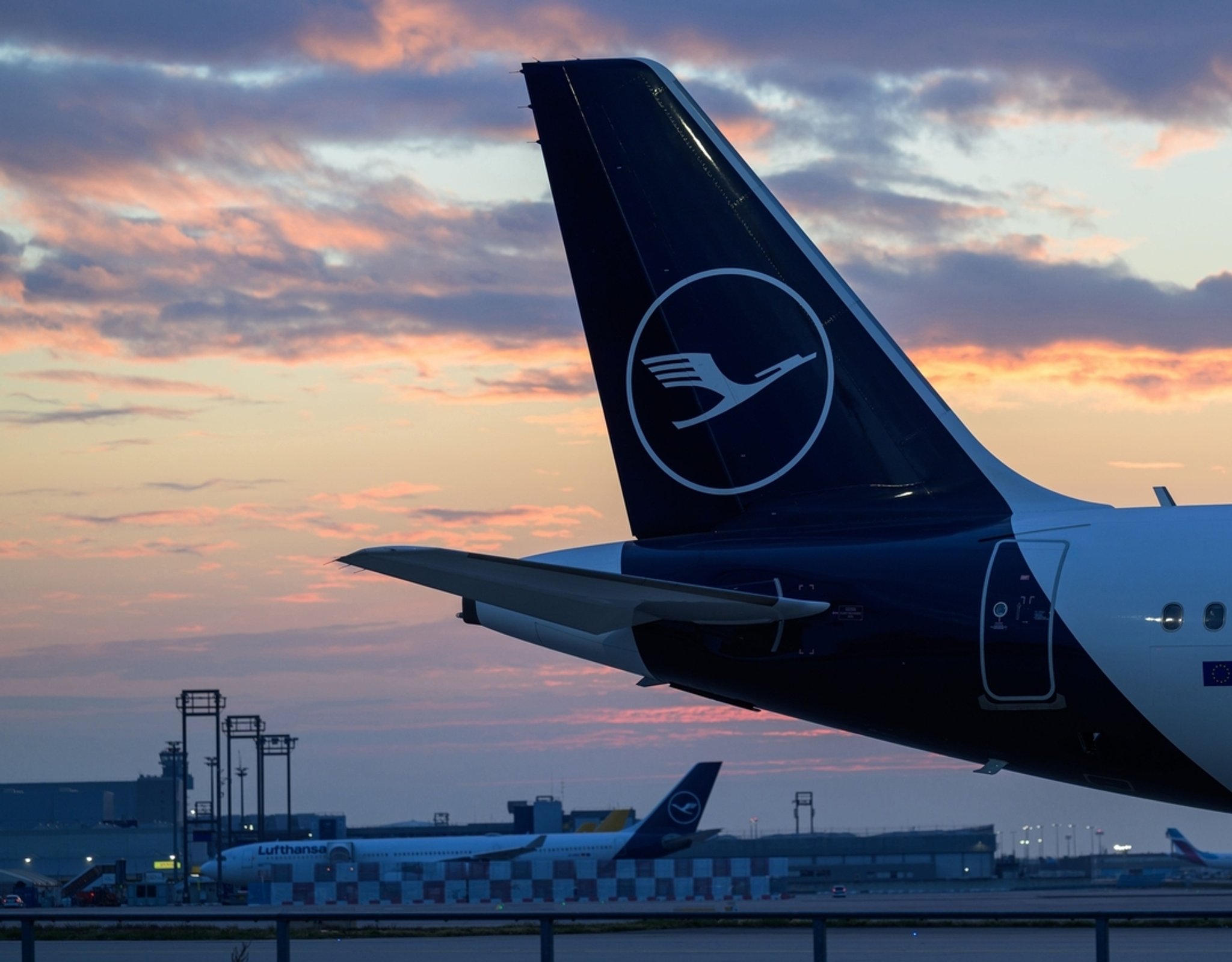 Flugzeuge der Lufthansa stehen auf Parkpositionen am Frankfurter Flughafen.